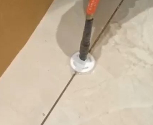 海曙瓷砖空鼓维修公司专业解答瓷砖在铺贴过程中，如果没有涂抹均匀到位的粘结材料（如水泥砂浆或瓷砖胶），可能会导致以下问题
