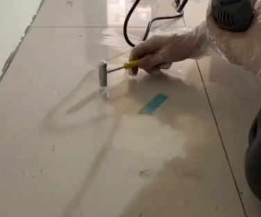 海曙瓷砖开裂维修公司专业分享瓷砖在铺贴前如果没有沥干水分，将会导致以下问题